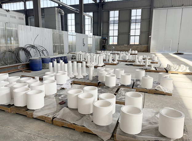 国炬精密电炉：欢迎外宾检查规模化生产高品质坩埚，高端验收，展现智造实力